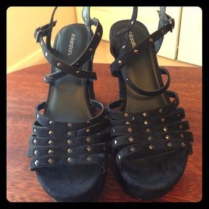 Xhilorotion suede studded wedges