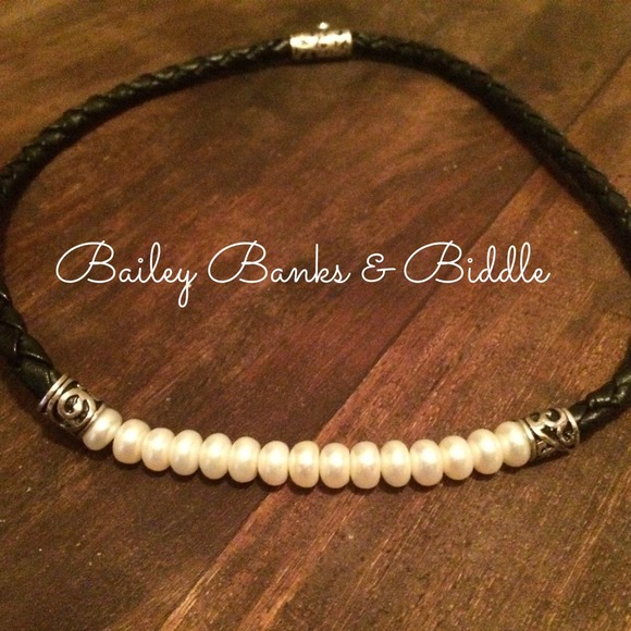 Bailey Banks & Biddle leather & pearl necklace