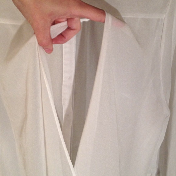 UNAVAILABLE WHILE I REPAIR BUTTON White blouse - Picture 3 of 3