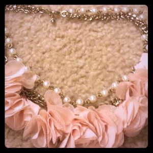 Flower necklace w/ pearls