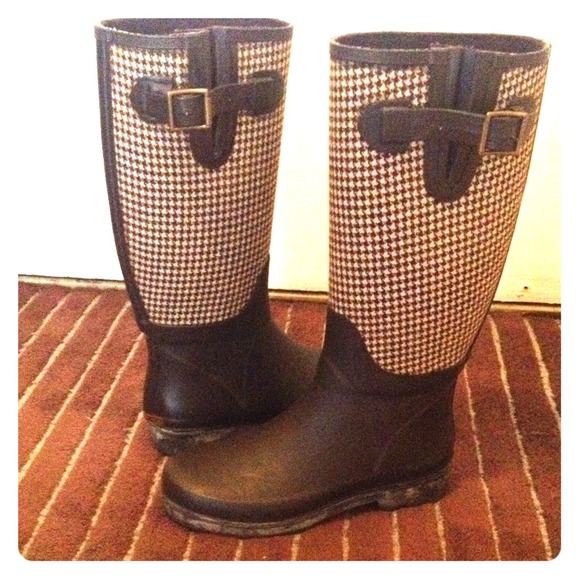 High brown houndstooth rain boots