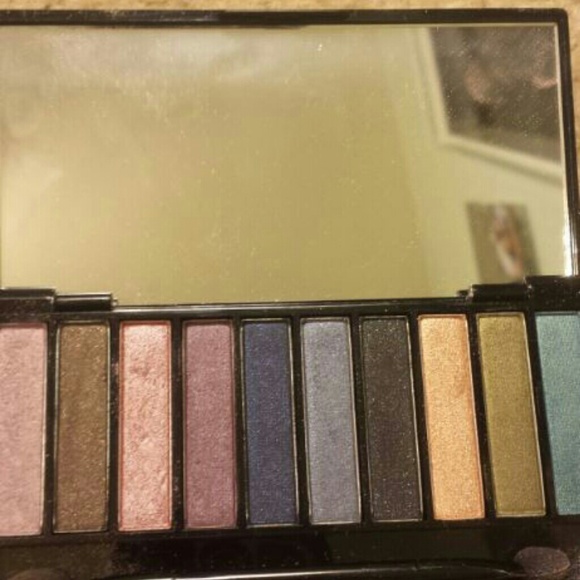 Avon clutch eye shadow palette - Picture 2 of 2