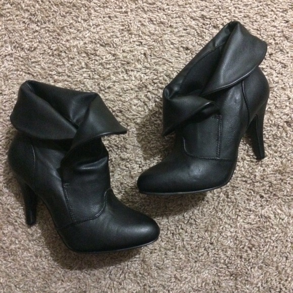 SOLD ON VINTED. 💢Black booties
