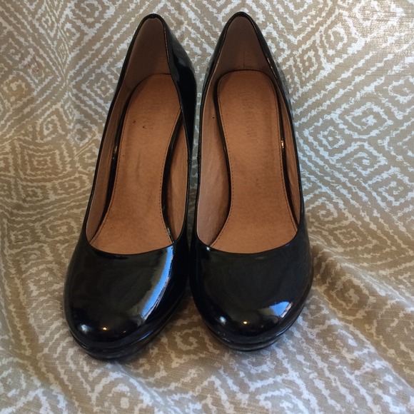 Black patent pump
