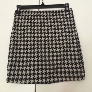Houndstooth print skirt