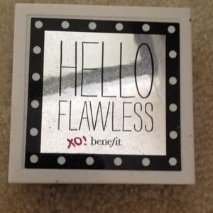 Benefit Cosmetics "Hello flawless" powder - beige