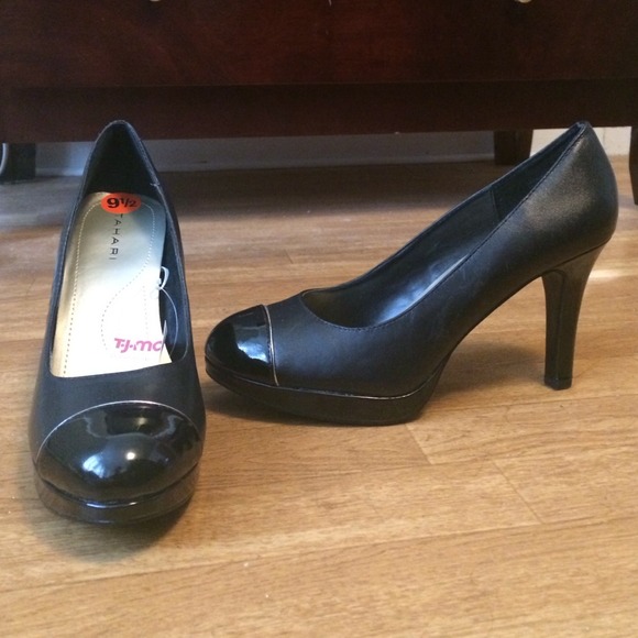 NWT Tahari black leather heels w/ patent round toe