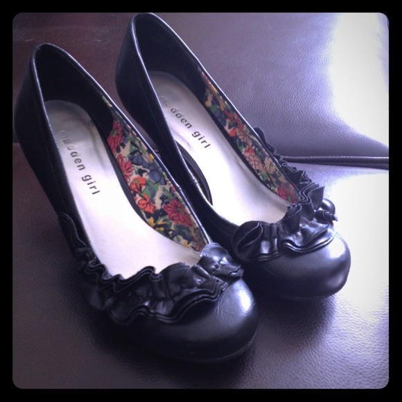 Black leather kitten heel pumps