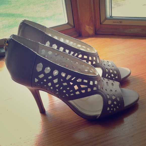 NWOT Lucie Tahari Open-Toed Heels