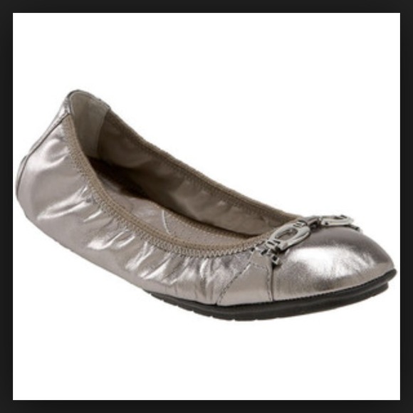 Me too flats-never worn!