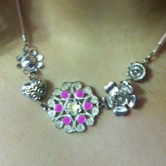 Short necklace with 5 various charms - Picture 2 of 3