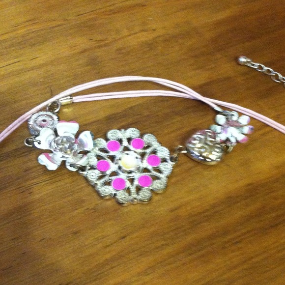 Short necklace with 5 various charms - Picture 3 of 3