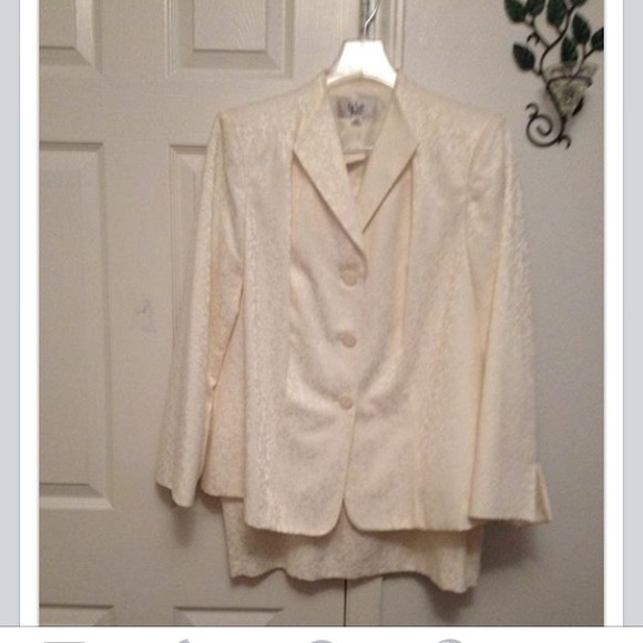 Size 14w Le Suit purchased from Dillard's