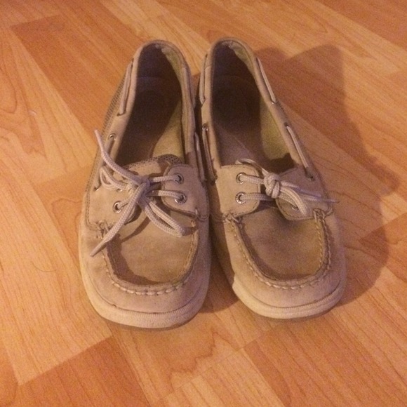 Tan sperry top siders!