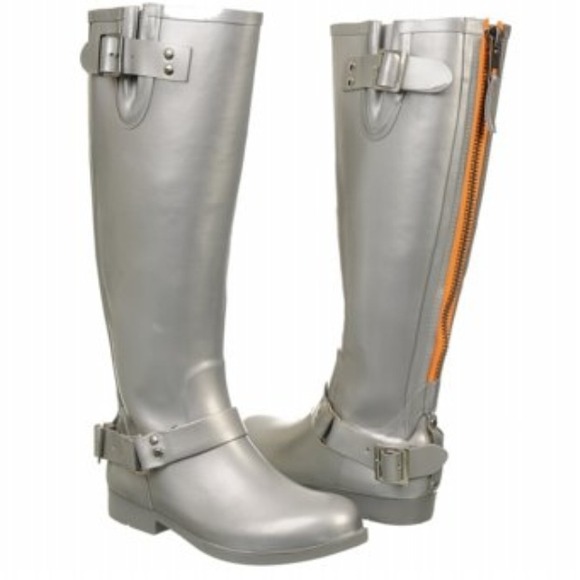 Steve Madden Tsunamii Rainboot in Silver