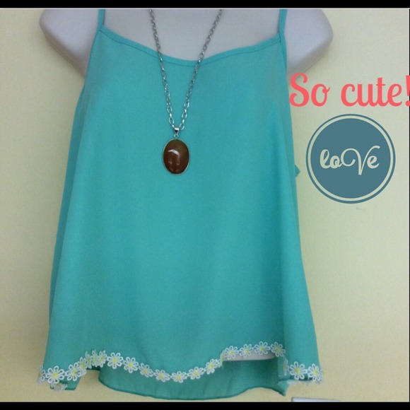 Tops - New mint color top with daisy details