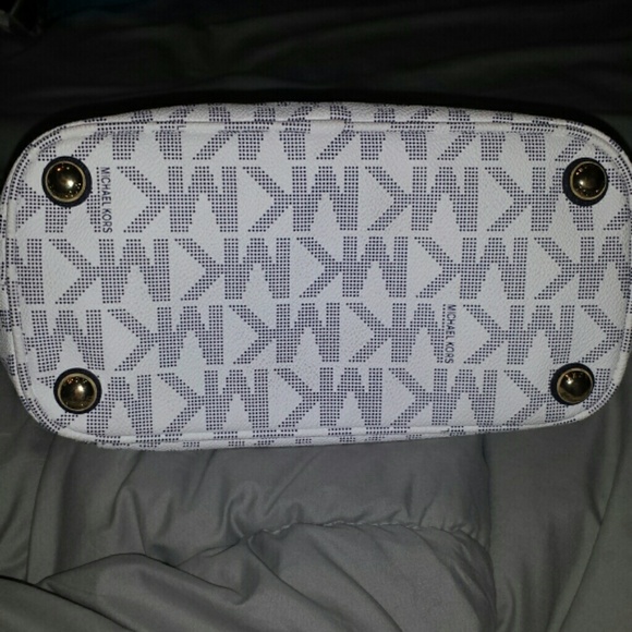 Sold- Authentic michael kors tote - Picture 3 of 4