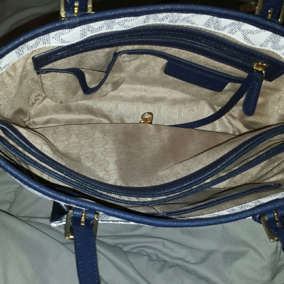 Sold- Authentic michael kors tote - Picture 4 of 4