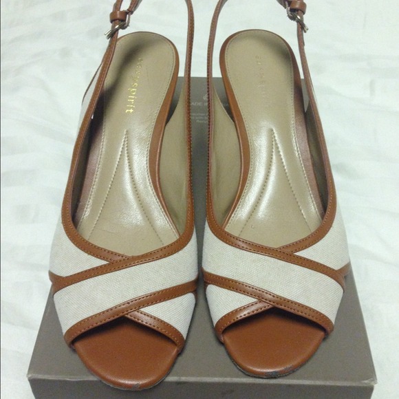 Easy spirit canvas/nude peep toe slingbacks