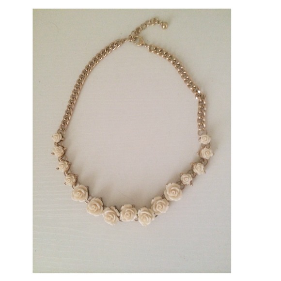 Forever 21 gold flower chain necklace