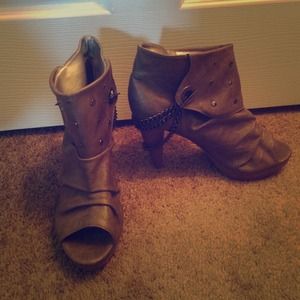 Gently used ankle boots size 8