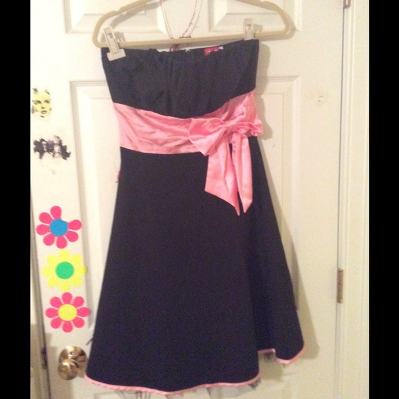 Cute vintage-inspired semi or homecoming dress! - Picture 2 of 4