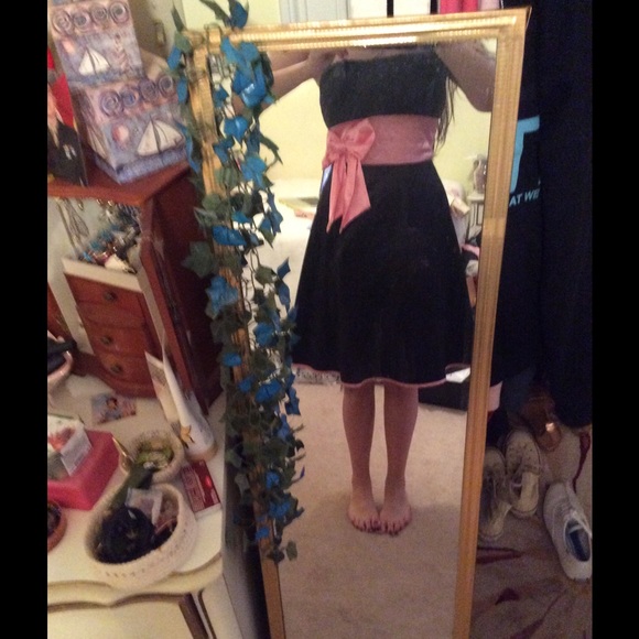 Cute vintage-inspired semi or homecoming dress! - Picture 3 of 4