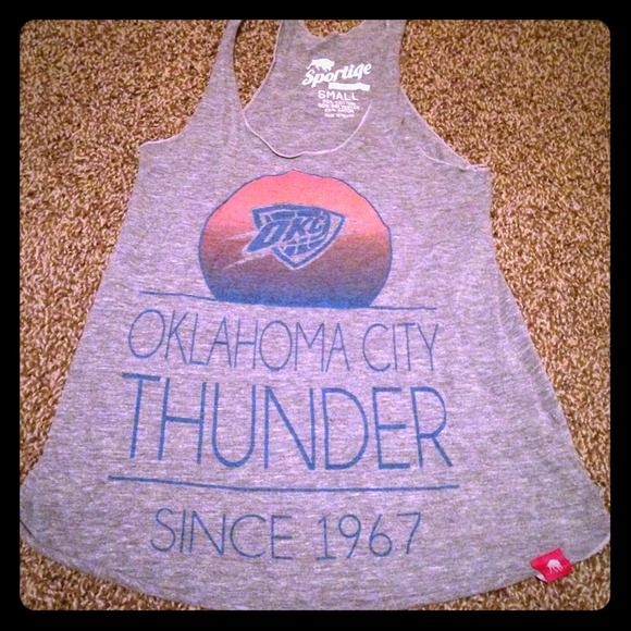 Small women's OKC Thunder tank 🏀