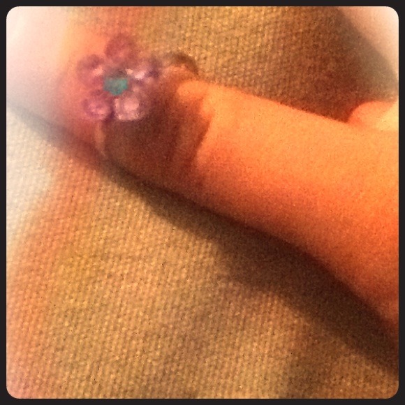 A kids ring whith a flower on it