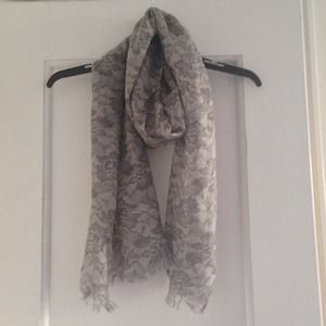 Elegant Banana Republic scarf - grey lace print