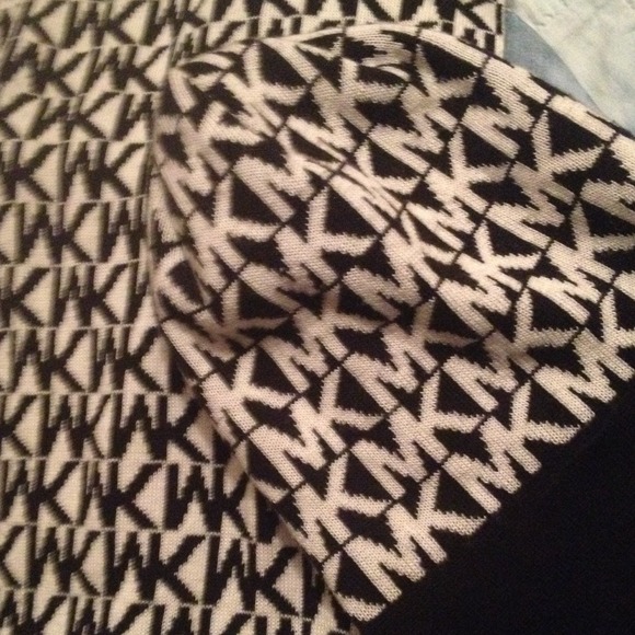 Michael kors black and white scarf and beeny
