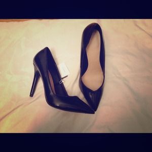 Pointed classic black pump