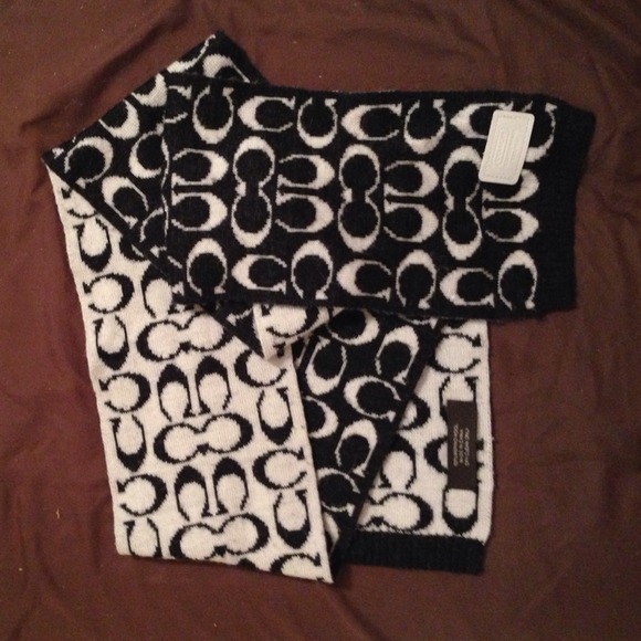 Authentic COACH Scarf. Black/Cream. Reversible.