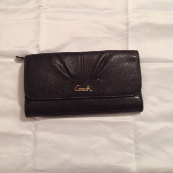 Authentic COACH Wallet. Brown Leather.