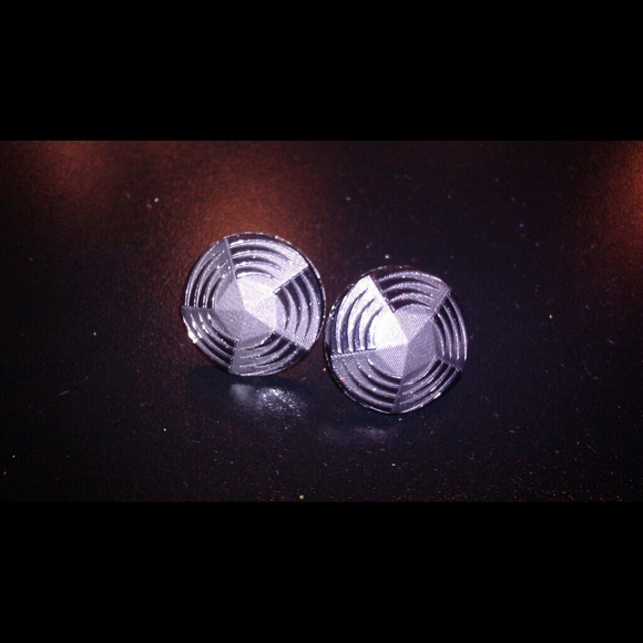 Button stud earrings - Picture 2 of 2