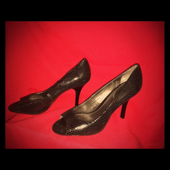 Calvin Klein black reptile leather size 10 pumps