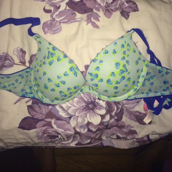 32aa vs pink bra