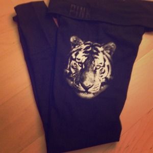 Pink by VS tiger graphic yoga legging!