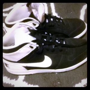 White and black nikes size 9 men or 10 woman