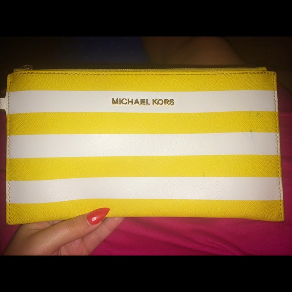 SOLD ‼️ Michael Kors Wristlet
