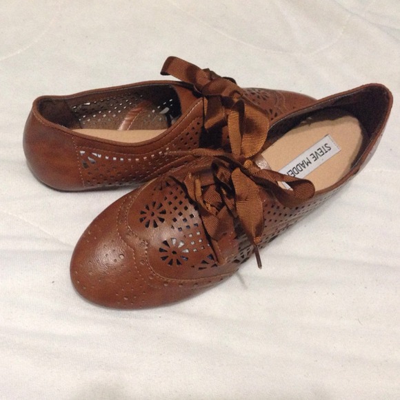 Steve Madden Brown Oxford flats with laces