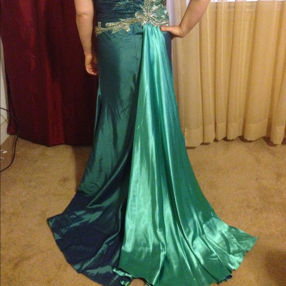 Dress on sale for $ need dry cleaning - Picture 2 of 4