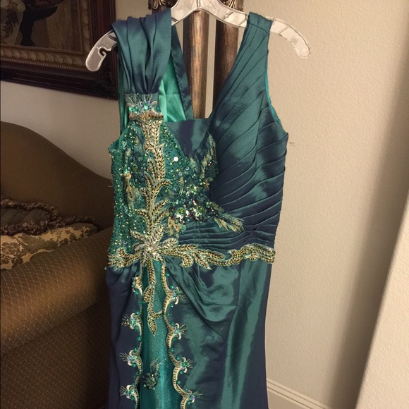 Dress on sale for $ need dry cleaning - Picture 3 of 4