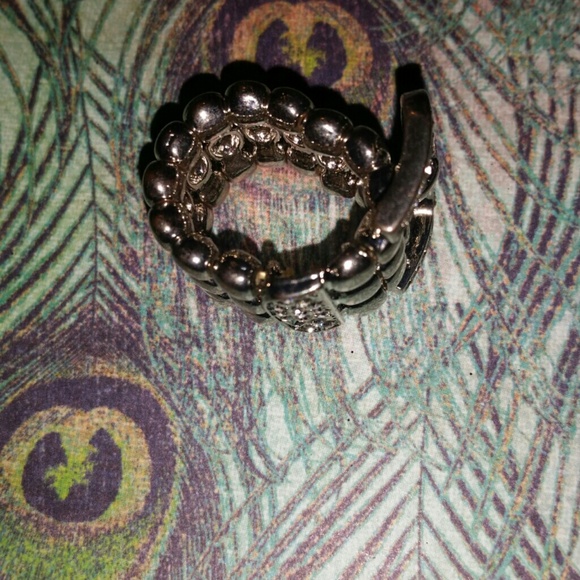 Buckle ring with studs - Picture 2 of 3