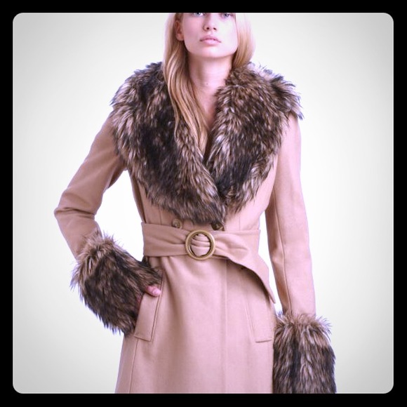 Looking coat whit fur !