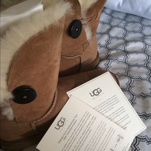 UGG Bailey Boots in Chestnut.