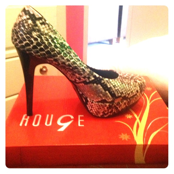 Rouge size 10 snake print pumps