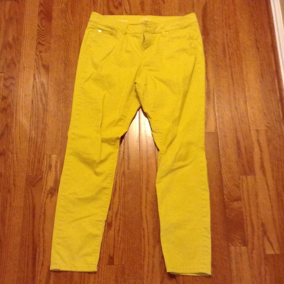 Yellow Ann Taylor Modern Skinny pants! Size 10