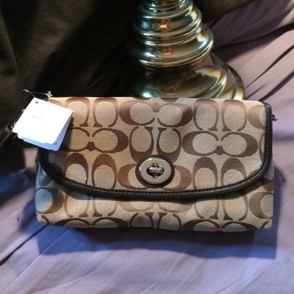 Absolutely brand new Coach wristlet purse !
