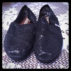 ✋ON HOLD Black sparkly Toms Sz 8.5